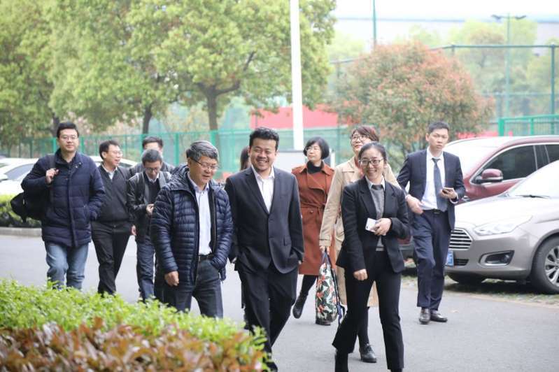 1——圖為徐彬總經理陪同臧副校長(前左一)實地參觀一景.JPG 1——圖為徐彬總經理陪同臧副校長(前左一)實地參觀一景.JPG