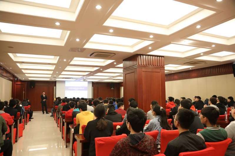 3——1——圖為銷售、技術負責人給太原科大學生進行企業介紹場景.JPG 3——1——圖為銷售、技術負責人給太原科大學生進行企業介紹場景.JPG